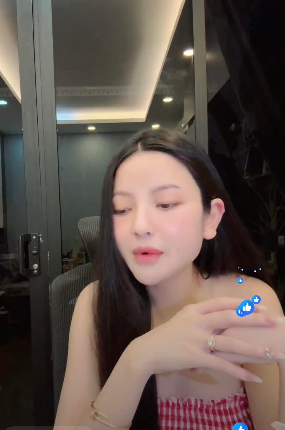 Cụ thể, bà xã Quang Hải cho biết: " Em trộm vía cũng không bị nghén gì đâu. Ba tháng đầu, người ta gọi là chan cơm bằng nước mắt, không phải bị nôn nhưng nhìn cái gì cũng sợ. Sau đấy em đã hết nghén rồi, sau 2-3 tháng đầu. Bây giờ em Huyền đã bình thường rồi, trộm vía ".