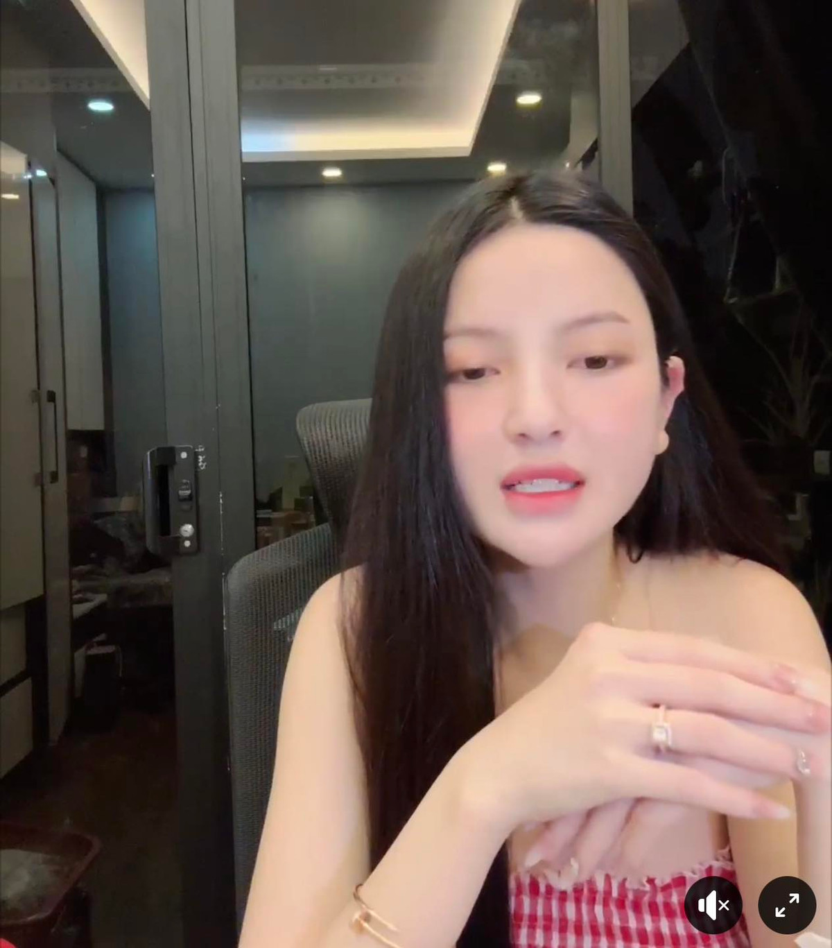 Có thể thấy, Chu Thanh Huyền đã mang bầu được hơn 3 tháng. Bụng cô nàng hiện tại cũng đã lùm lùm.