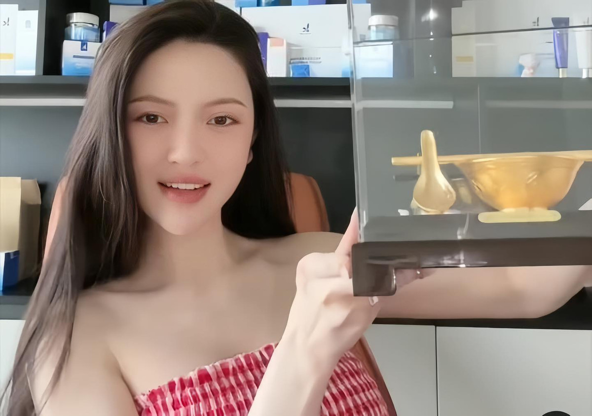 Chính Chu Thanh Huyền tiết lộ Quang Hải đề nghị vợ cân nhắc nghỉ việc livestream. Tuy nhiên, hot girl sinh năm 2000 cảm thấy buồn chán khi không làm gì nên vẫn mạng vừa chốt đơn vừa tâm sự cùng hội chị em phụ nữ.