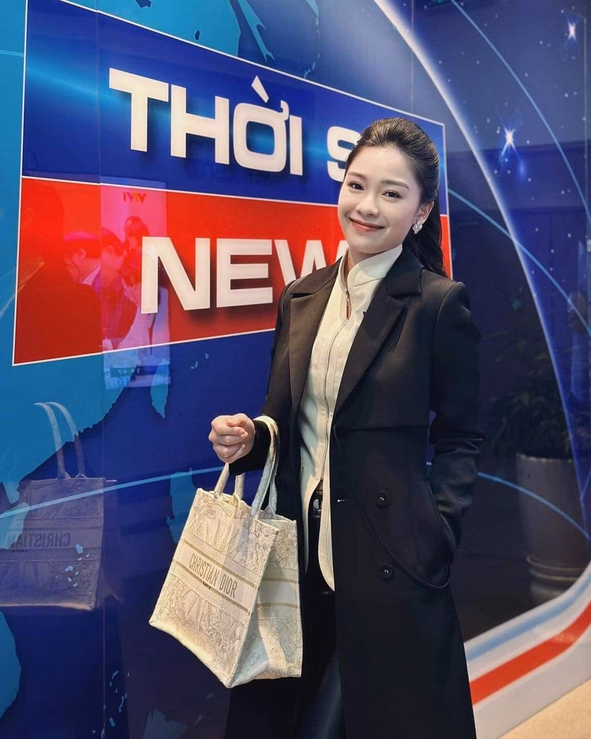 Qua màn cầu hôn chất lượng như vậy, netizen càng củng cố niềm tin rằng Hạnh Quyên đã tìm được đúng người, mây tầng nào gặp mây tầng đó.