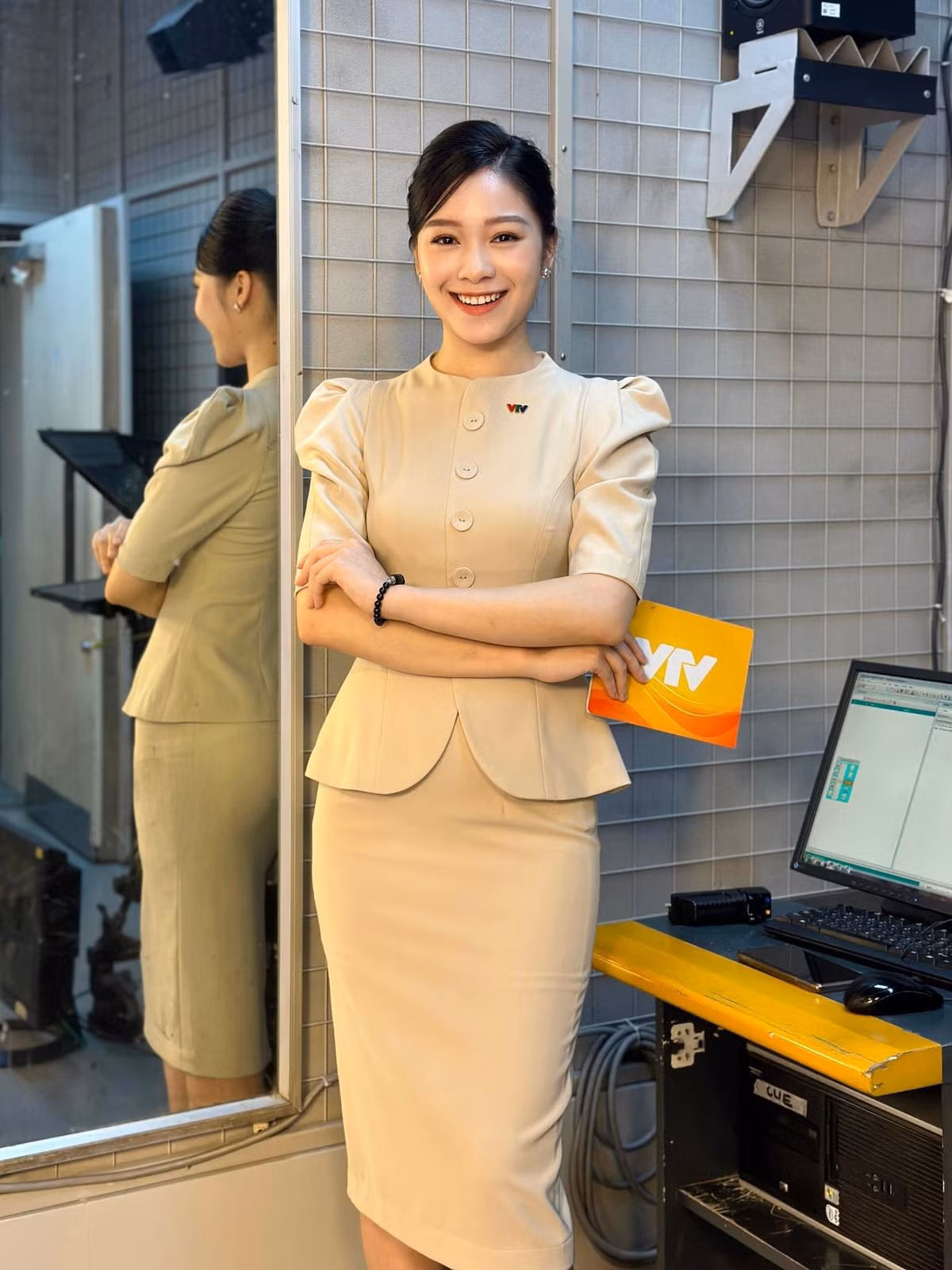 Hạnh Quyên vốn là cựu sinh viên Học viện Báo chí và Tuyên truyền, từng tham gia cuộc thi hoa khôi tại trường đại học. Ngay cả trước khi tốt nghiệp, cô nàng đã một “weather girl”, là MC Thời tiết tại Đài Truyền hình Việt Nam.