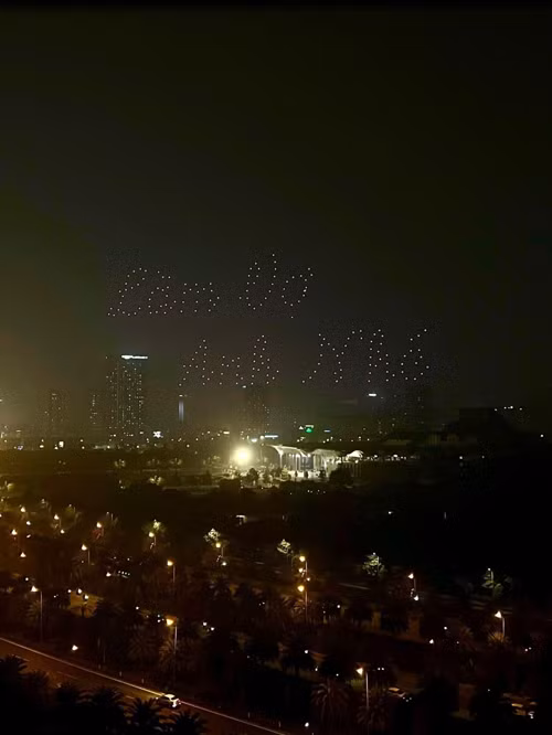 Màn cầu hôn bằng drone trên ngay lập tức được các diễn đàn trên MXH ấn nút chia sẻ. Một số chị em còn vui tính tag bạn trai vào để cùng học hỏi.