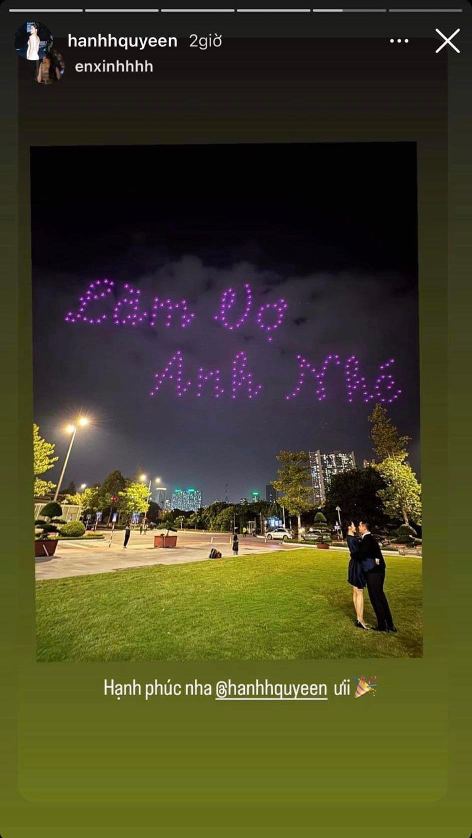 Theo đó, chính chủ chọn địa điểm tại Mỹ Đình, sau đó thể hiện màn trình diễn bằng drone với hình ảnh chiếc nhẫn kim cương và dòng chữ “Làm vợ anh nhé”.