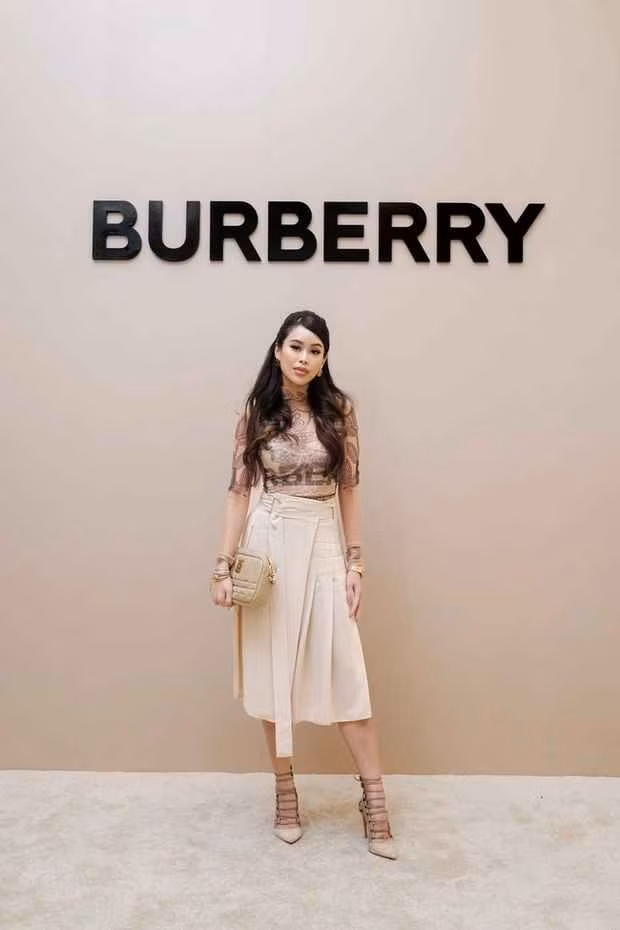 Là con gái cưng của tỷ phú Johnathan Hạnh Nguyễn đồng thời là nữ doanh nhân trẻ tuổi, Tiên Nguyễn không còn xa lạ gì với cộng đồng mạng.