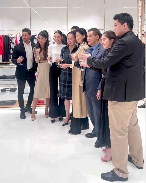 Đứng giữa “rừng” nhan sắc có tiếng như vậy nhưng Tiên Nguyễn vẫn không hề lép vế. Thậm chí nếu xét về thần thái, trông cô nàng còn có phần ấn tượng hơn một chút ở vị trí “chủ nhà”.