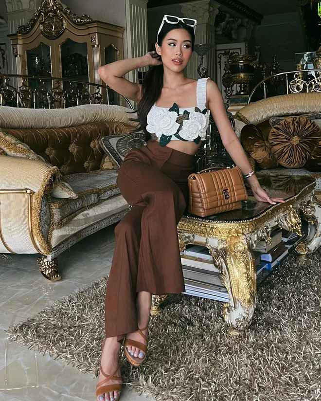 Được biết, Tiên Nguyễn hiện đang điều hành Công ty TNHH Thời trang và Mỹ phẩm Duy Anh (DAFC) trong vai Phó tổng giám đốc phát triển thời trang cao cấp.