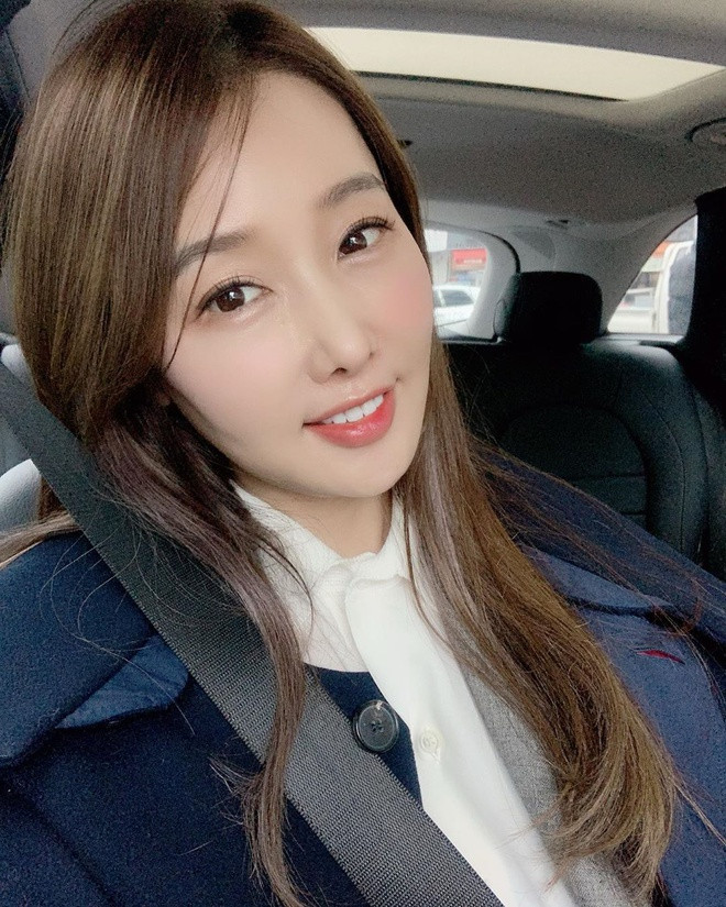 Không chỉ nổi tiếng trên MXH với 130.000 theo dõi, nữ nha sĩ Hàn Quốc Lee Su Jin còn từng xuất hiện trên hàng loạt chương trình như Same Bed, Different Dreams (SBS), The Emancipated People (MBC) nổi tiếng tại xứ sở Kim Chi.