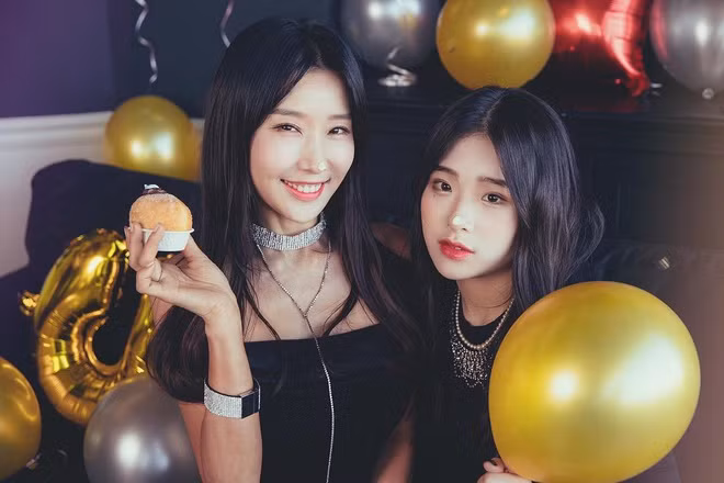 Chia sẻ bí quyết giữ dáng, "người đẹp không tuổi" Lee Su Jin cho biết cô rất chú trọng chế độ ăn uống để duy trì cơ bắp và đường cong nữ tính. Ngoài ra, nữ nha sĩ còn là "tín đồ" của tập gym, yoga.