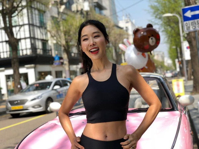 Theo cô Lee, bí quyết để có được gương mặt trẻ trung khi đã ngoài 50 là luôn giữ một tinh thần lạc quan, tươi vui và quan tâm đến việc bảo vệ, chăm sóc da.