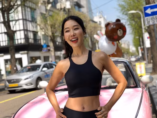 Theo cô Lee, bí quyết để có được gương mặt trẻ trung khi đã ngoài 50 là luôn giữ một tinh thần lạc quan, tươi vui và quan tâm đến việc bảo vệ, chăm sóc da.