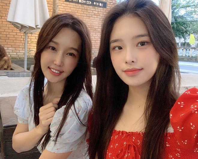 Nữ nha sĩ Lee Su Jin từng trở thành chủ đề hot trên các trang mạng. Cô còn được cộng đồng mạng mệnh danh là "người đẹp không tuổi"