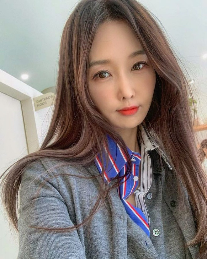 Nữ nha sĩ Lee Su Jin từng dính tin đồn phẫu thuật thẩm mỹ để níu kéo tuổi xuân. Nhưng cô đã đăng đàn khẳng định chưa từng nghĩ và làm điều đó.