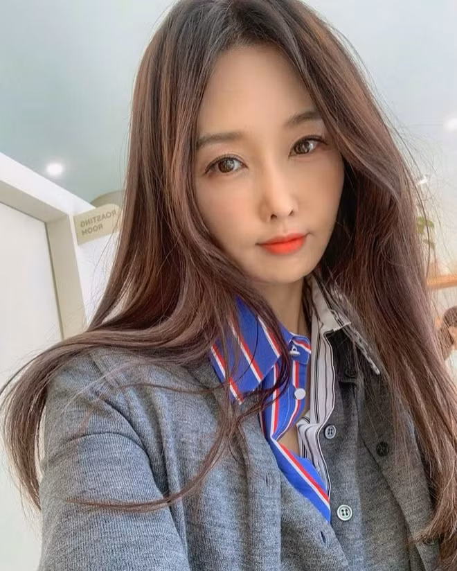 Nữ nha sĩ Lee Su Jin từng dính tin đồn phẫu thuật thẩm mỹ để níu kéo tuổi xuân. Nhưng cô đã đăng đàn khẳng định chưa từng nghĩ và làm điều đó.