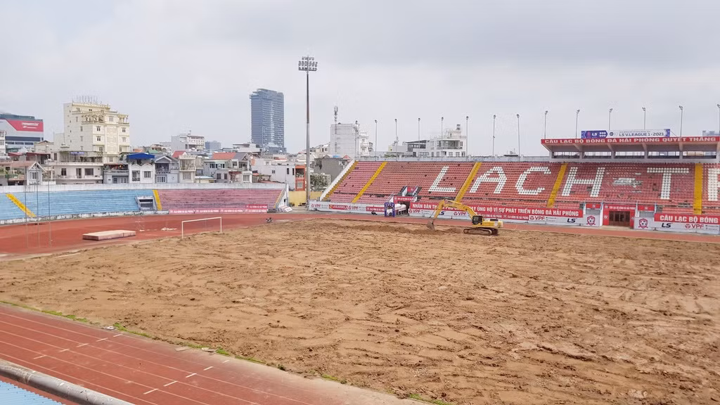 Nếu đưa đội tuyển Việt Nam về thi đấu ở Hải Phòng, VFF sẽ bị ảnh hưởng rất nhiều về quyền lợi liên quan tới tài trợ, quảng cáo, bên cạnh đó là sự phối hợp trong công tác tổ chức với địa phương.