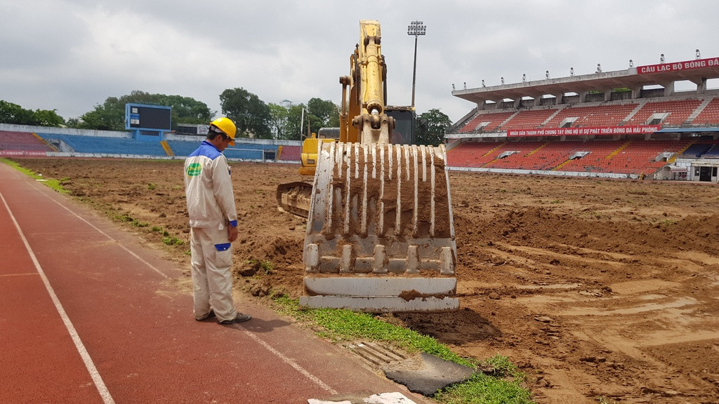 So sánh một cách đơn giản, nếu như hai trận đấu của đội tuyển Việt Nam sắp tới được mở cửa cho khán giả, chắc chắn với sức chứa hơn 4 vạn chỗ ngồi của sân Mỹ Đình, sẽ mang về một khoản tiền bán vé lớn gấp đôi so với sân Lạch Tray.