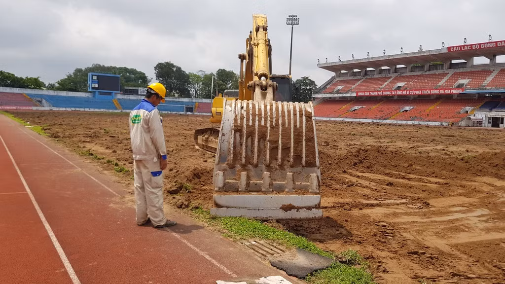 So sánh một cách đơn giản, nếu như hai trận đấu của đội tuyển Việt Nam sắp tới được mở cửa cho khán giả, chắc chắn với sức chứa hơn 4 vạn chỗ ngồi của sân Mỹ Đình, sẽ mang về một khoản tiền bán vé lớn gấp đôi so với sân Lạch Tray.