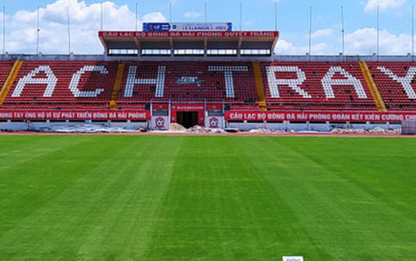 Bên cạnh đó, địa phương tổ chức phải có sân bay quốc tế và thời gian di chuyển từ sân bay đến sân vận động cũng phải nằm trong quy định của Ban tổ chức. Các hệ thống khách sạn phải đủ tiêu chuẩn 5 sao, cùng với đó là hệ thống sân tập có chất lượng tương đương sân chính.