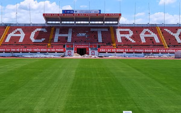 Bên cạnh đó, địa phương tổ chức phải có sân bay quốc tế và thời gian di chuyển từ sân bay đến sân vận động cũng phải nằm trong quy định của Ban tổ chức. Các hệ thống khách sạn phải đủ tiêu chuẩn 5 sao, cùng với đó là hệ thống sân tập có chất lượng tương đương sân chính.