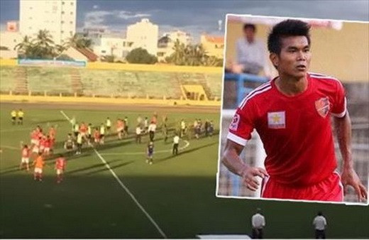 Ở giải hạng Nhì Quốc gia, sau khi để thua Phố Hiến 1-4 và không thể lên hạng Nhất 2019, một số cầu thủ của CLB Bà Rịa -Vũng Tàu đã đuổi đánh trọng tài. Những hình ảnh được chia sẻ khiến nhiều người sửng sốt. Bởi trong bối cảnh bóng đá Việt Nam đang lên chuyên nghiệp vẫn tồn tại những cầu thủ vô văn hoá, phi thể thao như vậy.