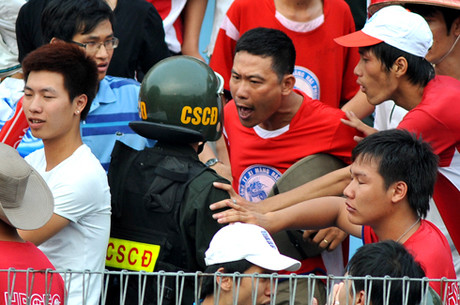 CĐV Trần Tiến Dũng từng hành hung trọng tài Võ Minh Trí năm 2012, phải nhận đến 18 tháng án treo và 24 tháng thử thách.
