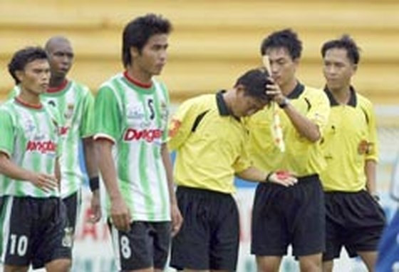 Năm 2006, trong trận đấu giữa Đồng Tâm Long An và Hoàng Anh Gia Lai, trợ lý Châu Đức Thành bị CĐV quá khích ném vỡ đầu, máu chảy quá; bộ phận y tế phải khâu sống 3 mũi ngay rề đường biên để trợ lý này tiếp tục làm việc.