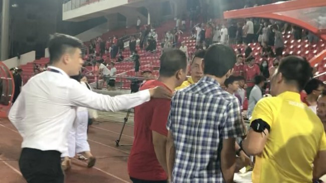 Trọng tài Ngọc Hà đứng hình và tỏ ra sốc với hành động của người đàn ông áo đỏ. Đó là CĐV Trần Tiến Dũng, người được mệnh danh là "ông trùm pháo sáng" của CĐV Hải Phòng.