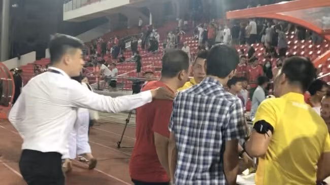 Trọng tài Ngọc Hà đứng hình và tỏ ra sốc với hành động của người đàn ông áo đỏ. Đó là CĐV Trần Tiến Dũng, người được mệnh danh là "ông trùm pháo sáng" của CĐV Hải Phòng.