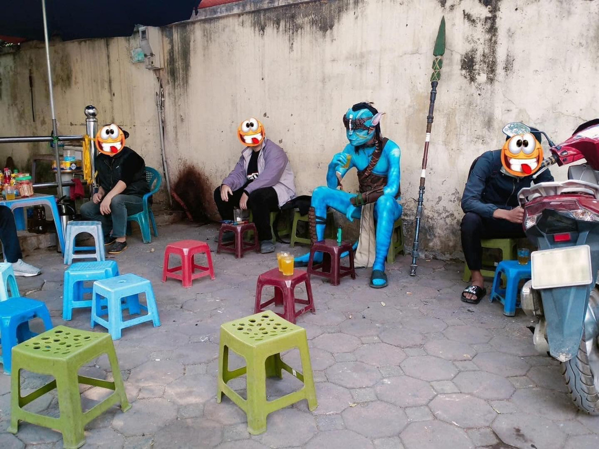 Nhân vật này cũng “du ngoạn” nhiều nơi, từ thưởng thức món bún chả của Việt Nam cho đến ngồi cà phê vỉa hè hay câu cá...