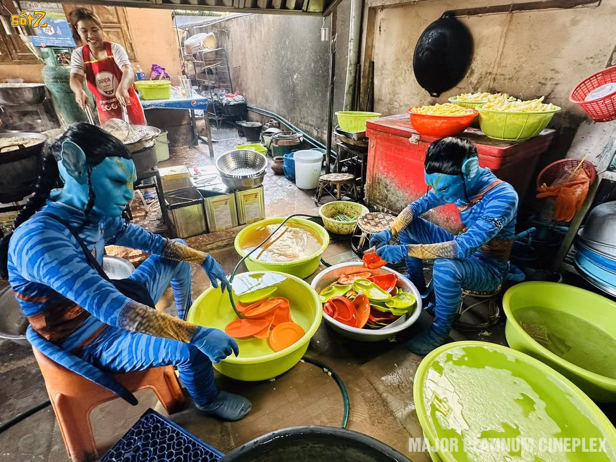 Trước đó, ở Thái Lan cũng xuất hiện những hình ảnh về tộc người Na'vi trong Avatar ngồi rửa bát.