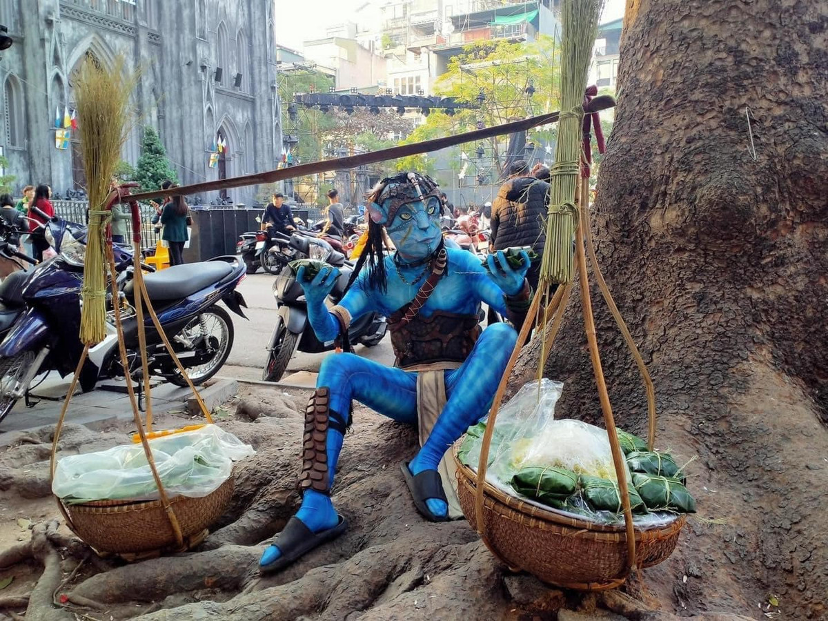 Đi đến đâu, nhân vật trong “Avatar 2″ này cũng trở thành nhân vật thu hút mọi ánh nhìn và khiến mọi người thích thú.