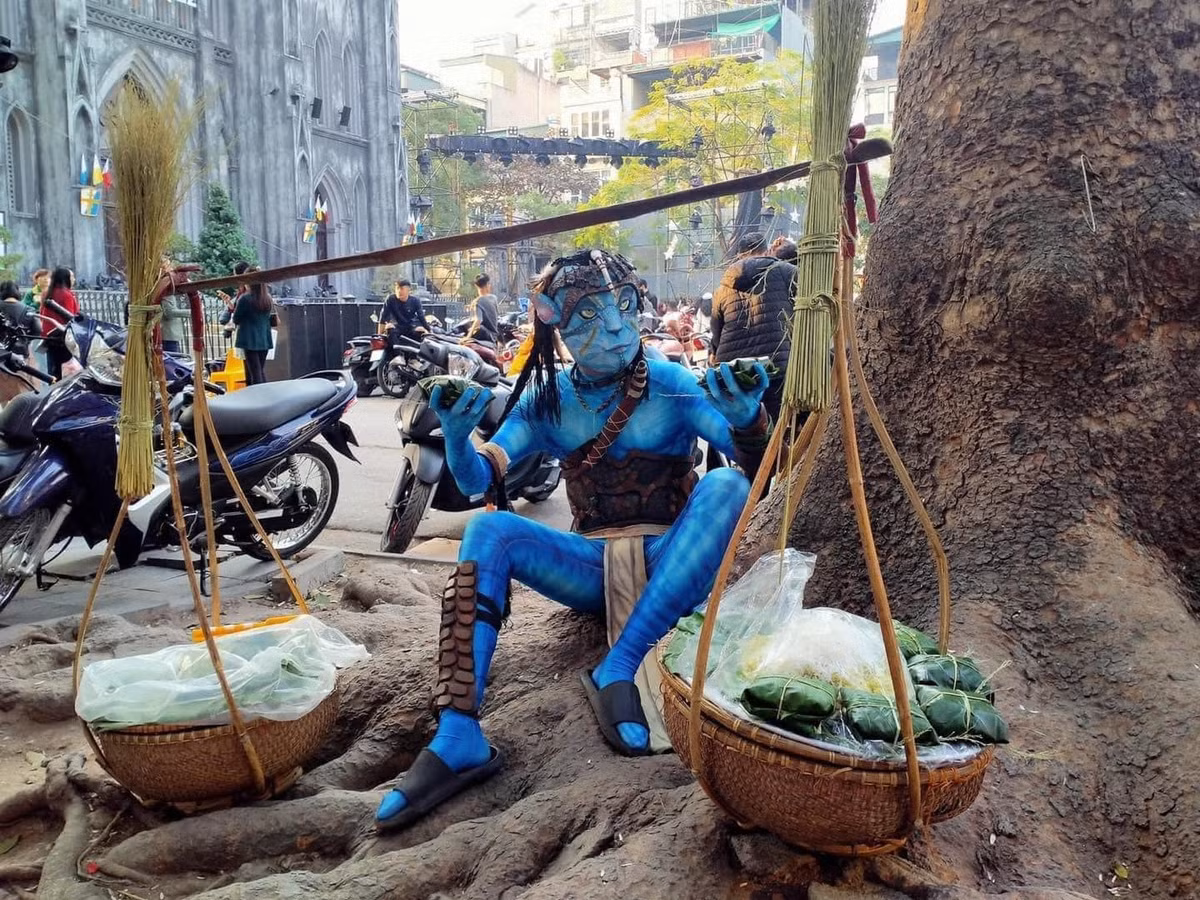 Đi đến đâu, nhân vật trong “Avatar 2″ này cũng trở thành nhân vật thu hút mọi ánh nhìn và khiến mọi người thích thú.