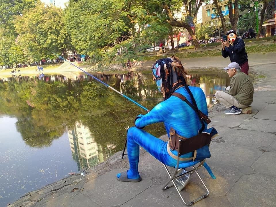 Người này diện trang phục xanh đúng theo tạo hình của các nhân vật trong phim nhưng cũng rất “nhập gia tùy tục”, chân đi dép lê vô cùng “Việt Nam” khiến cư dân mạng thích thú liên tục chia sẻ hình ảnh này.