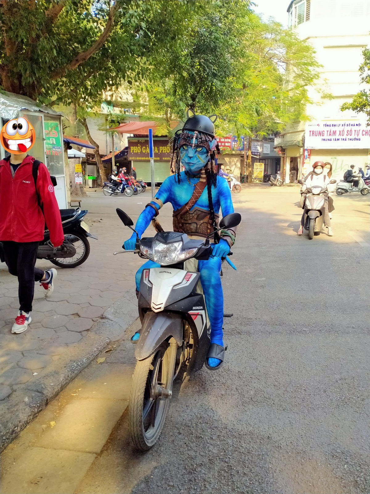 Hình ảnh người Na'vi đi xe máy đội mũ bảo hiểm xuất hiện trên đường phố Hà Nội thu hút sự chú ý của nhiều người.