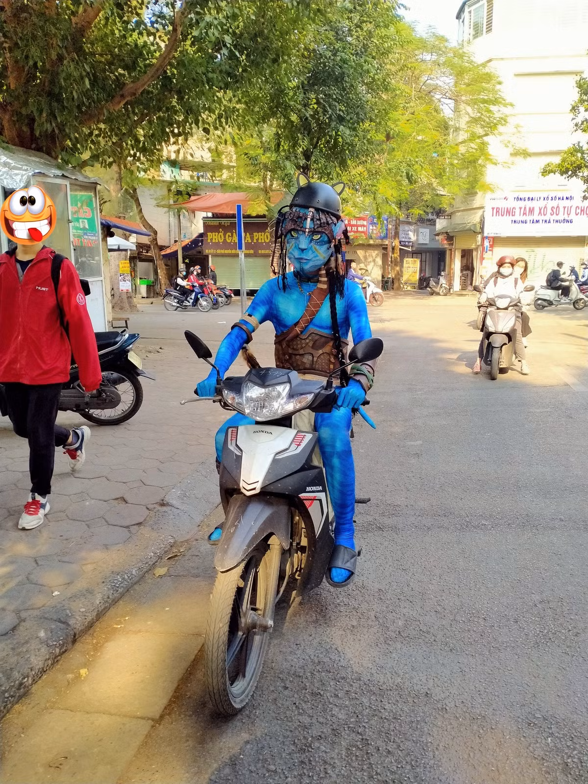 Hình ảnh người Na'vi đi xe máy đội mũ bảo hiểm xuất hiện trên đường phố Hà Nội thu hút sự chú ý của nhiều người.