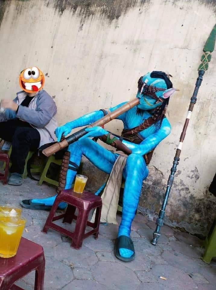 Nhập gia tùy tục, người Na'vi khi đến Việt Nam cũng phải thử trà đá kèm bi thuốc lào.