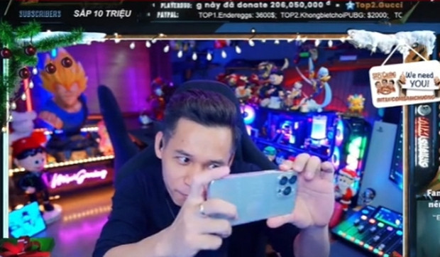 Các fan Việt Nam cũng nhanh chóng giải thích rằng đây là sự đoàn kết đồng lòng với một tình yêu tổ quốc lớn mạnh và thiêng liêng từ cộng đồng mạng nước nhà, trong đó dẫn đầu chính là streamer Độ Mixi cùng với hơn 100.000 fan luôn túc trực để "phòng thủ" từ đêm tới sáng.