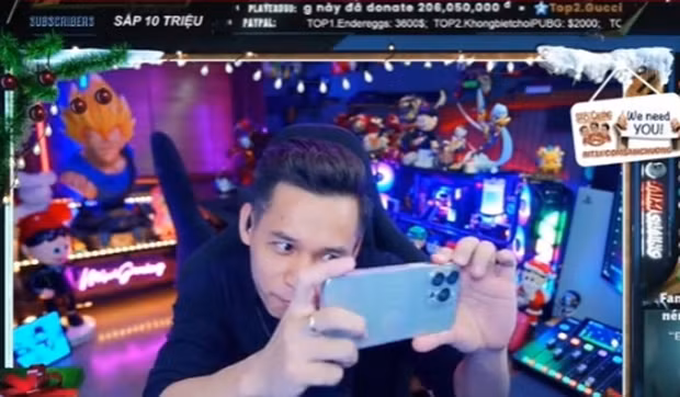 Các fan Việt Nam cũng nhanh chóng giải thích rằng đây là sự đoàn kết đồng lòng với một tình yêu tổ quốc lớn mạnh và thiêng liêng từ cộng đồng mạng nước nhà, trong đó dẫn đầu chính là streamer Độ Mixi cùng với hơn 100.000 fan luôn túc trực để "phòng thủ" từ đêm tới sáng.