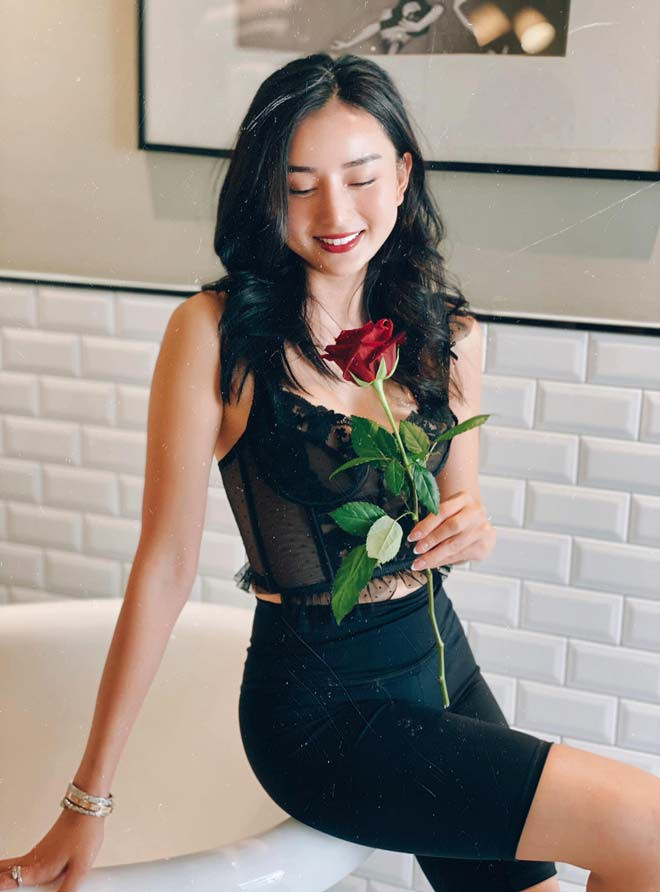 Hiện tại, Angela Chu là bà chủ của một thẩm mỹ viện lớn và làm công việc kinh doanh mỹ phẩm. Ngoài ra, cô còn sở hữu kênh TikTok hơn 2 triệu lượt yêu thích, thường xuyên chia sẻ về phong cách sống và bí quyết làm đẹp cho phụ nữ.