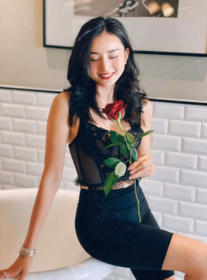 Hiện tại, Angela Chu là bà chủ của một thẩm mỹ viện lớn và làm công việc kinh doanh mỹ phẩm. Ngoài ra, cô còn sở hữu kênh TikTok hơn 2 triệu lượt yêu thích, thường xuyên chia sẻ về phong cách sống và bí quyết làm đẹp cho phụ nữ.