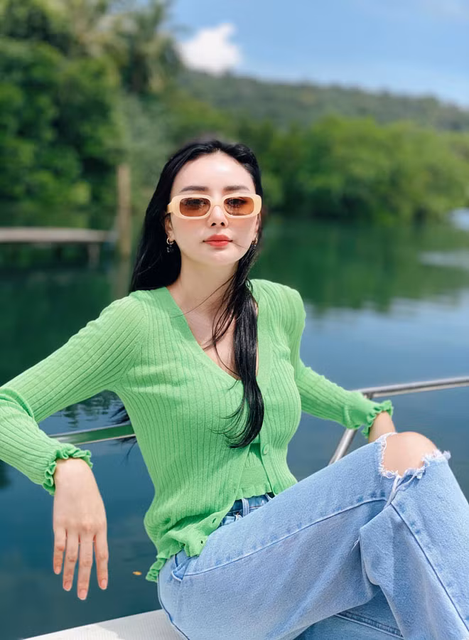 Angela Chu từng tiết lộ cô phẫu thuật thẩm mỹ 3 lần để thay đổi hoàn toàn diện mạo từ một cô gái có gương mặt tròn, làn da nhiều vết thâm trở thành hot girl xinh đẹp, gợi cảm và quyến rũ.