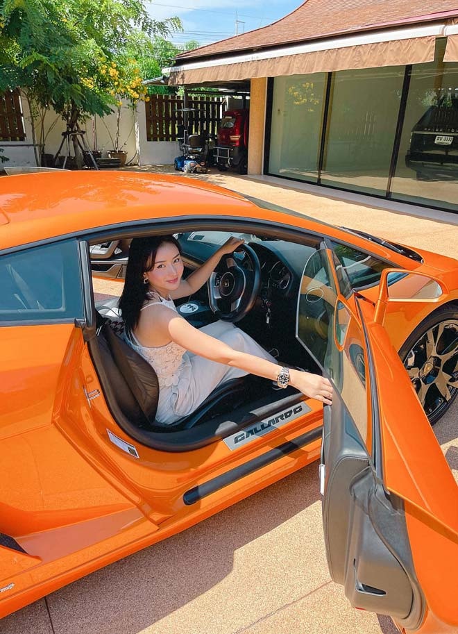 Được nhiều người biết nhưng Angela Chu không lấn sân showbiz mà hướng theo con đường kinh doanh. Nàng hot girl phẫu thuật thẩm mỹ này kinh doanh mảng mỹ phẩm, làm đẹp, sống chủ yếu tại TP.HCM.