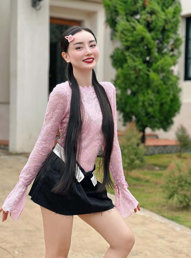 Làm dâu hào môn, cuộc sống của Angela Chu rất thoải mái. Cô có mối quan hệ tốt đẹp với mẹ chồng. Mẹ chồng cô không biết tiếng Anh, cô lại không biết tiếng Thái nên cả hai giao tiếp với nhau qua sự phiên dịch của chồng cô và mọi người.