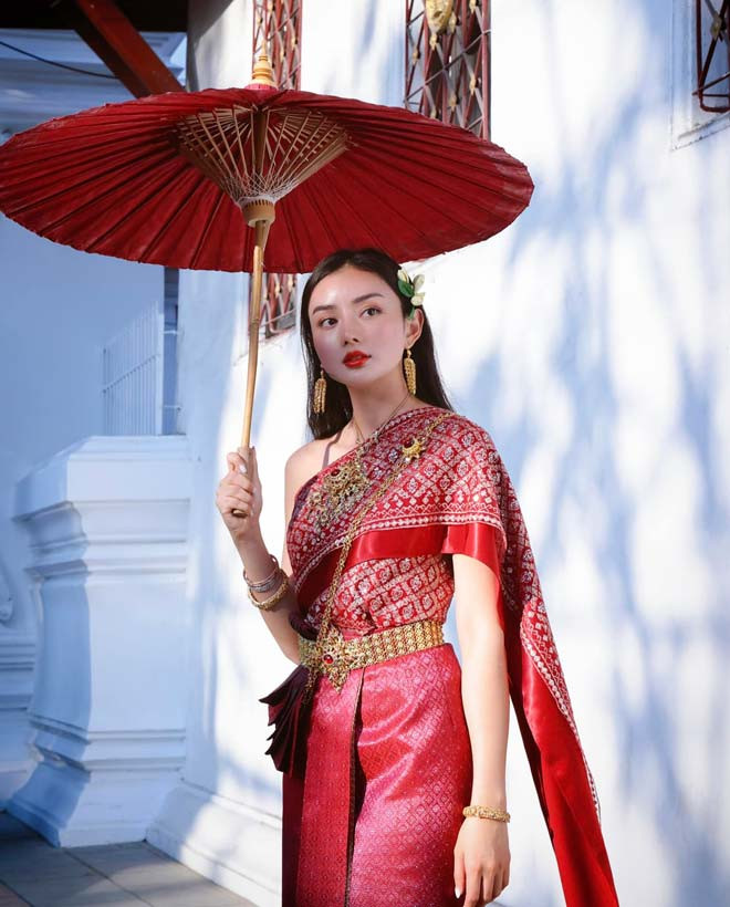 Chồng Angela Chu là một doanh nhân hoạt động trong lĩnh vực sản xuất đồ nhựa sử dụng cho xe ô tô. Ngoài ra, người đàn ông này còn là doanh nhân bất động sản ở Thuỵ Điển, sở hữu hàng loạt biệt thự, đất đai ở vị trí đẹp và dàn siêu xe trăm tỷ.