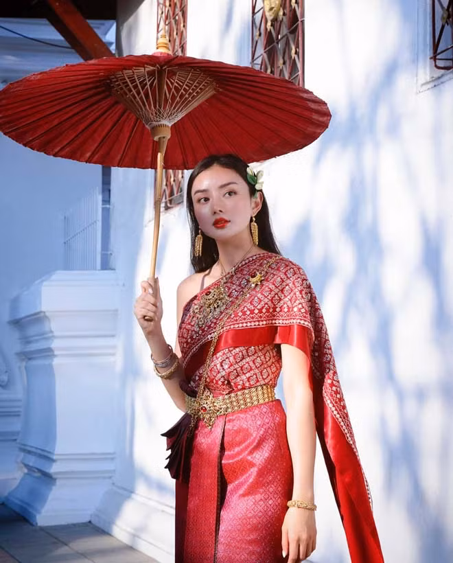 Chồng Angela Chu là một doanh nhân hoạt động trong lĩnh vực sản xuất đồ nhựa sử dụng cho xe ô tô. Ngoài ra, người đàn ông này còn là doanh nhân bất động sản ở Thuỵ Điển, sở hữu hàng loạt biệt thự, đất đai ở vị trí đẹp và dàn siêu xe trăm tỷ.