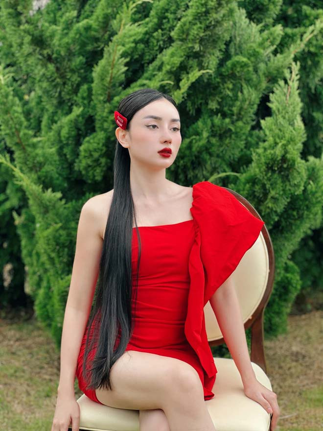 Angela Chu từng chia sẻ, gia đình chồng cô có lối sống nề nếp, tôn trọng giá trị truyền thống. Mỗi sáng, cô đều đến phòng khách chào hỏi mẹ chồng, sau đó mới làm công việc riêng. Gia đình cô cũng thường xuyên có những chuyến du lịch chung để gắn kết tình cảm.