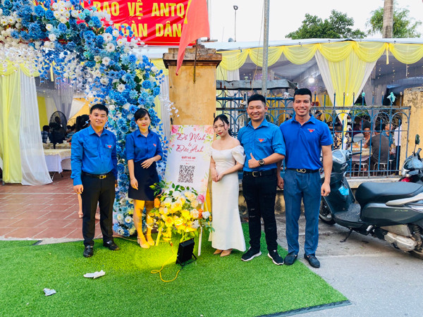 Hình ảnh đám cưới của chị Nga đã được chia sẻ lên mạng và nhận về nhiều ý kiến trái chiều. Một số cho rằng khi công nghệ phát triển, áp dụng nó vào đời sống là điều cần thiết.