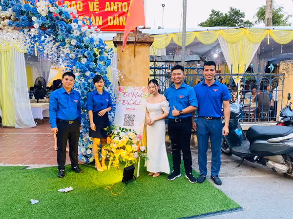 Hình ảnh đám cưới của chị Nga đã được chia sẻ lên mạng và nhận về nhiều ý kiến trái chiều. Một số cho rằng khi công nghệ phát triển, áp dụng nó vào đời sống là điều cần thiết.