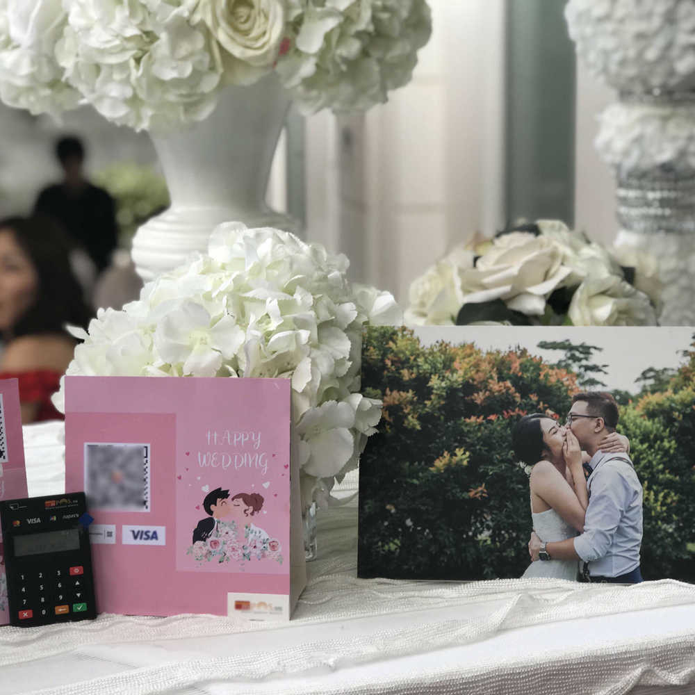 Được biết, đây không phải lần đầu tiên việc quét mã QR được sử dụng trong đám cưới. Trước đó rất nhiều cô dâu chú rể từng chia sẻ hình ảnh mọi người đến dự hôn lễ và khá phấn khích khi mừng theo phong cách 4.0.