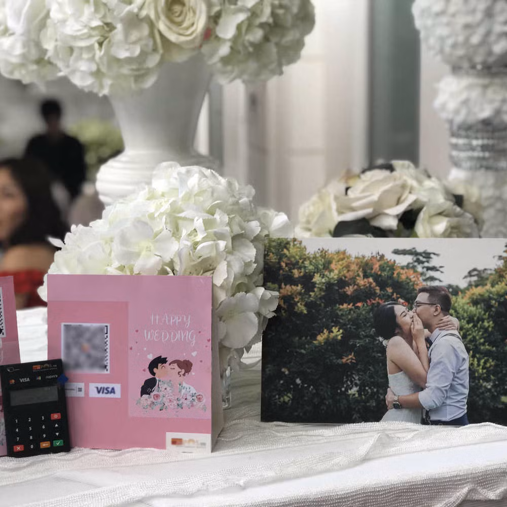 Được biết, đây không phải lần đầu tiên việc quét mã QR được sử dụng trong đám cưới. Trước đó rất nhiều cô dâu chú rể từng chia sẻ hình ảnh mọi người đến dự hôn lễ và khá phấn khích khi mừng theo phong cách 4.0.