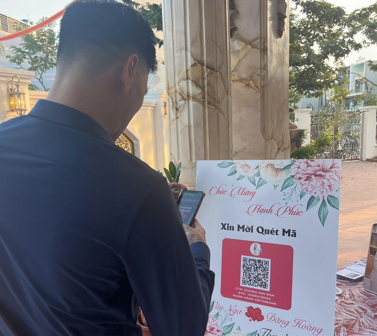 Chị Nga cho biết thêm, cách thức mừng cưới này vừa nhanh gọn lại đơn giản.